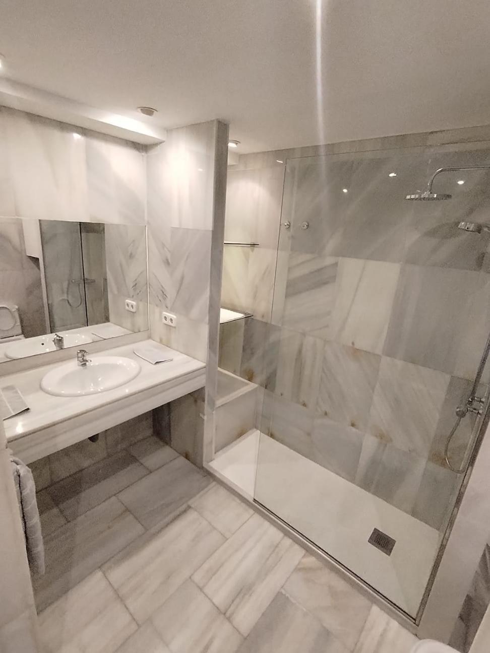 Hostel Latimoamericano Masculino Madrid Bagian luar foto